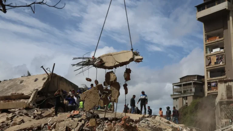 Venezuela confirma 235 muertos y 4,300 heridos tras los terremotos; continúan rescates y crece la tragedia