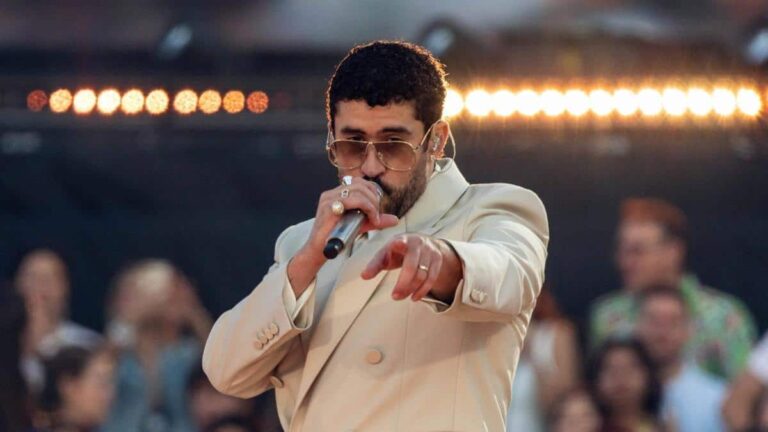 Latinos convierten concierto de Bad Bunny en una gran fiesta en Madrid