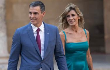 Juez envía a juicio a la esposa de Pedro Sánchez y le prohíbe salir de España