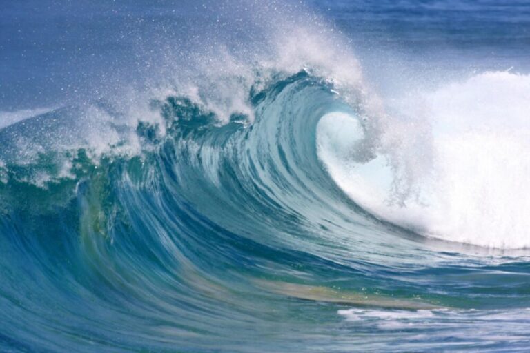 COE emite alerta de tsunami para toda la costa sur dominicana tras potente terremoto en Venezuela.