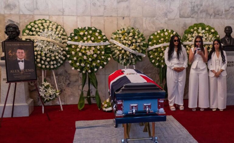 Entre lágrimas y aplausos, familiares y admiradores despiden a Alex Bueno en un emotivo homenaje en el Teatro Nacional