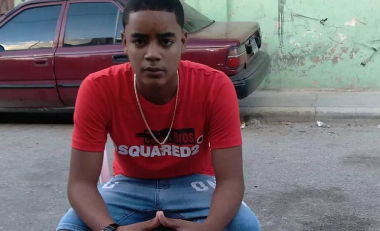 Dolor y reclamos de justicia en el sepelio de Rawel Sierra, joven fallecido durante protesta por apagones en Brisa del Este