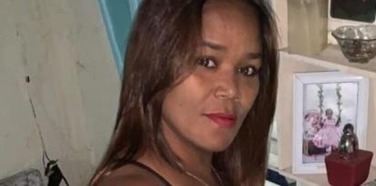 Muere mujer que fue alcanzada por una bala perdida durante feminicidio en el parqueo del hospital Darío Contreras