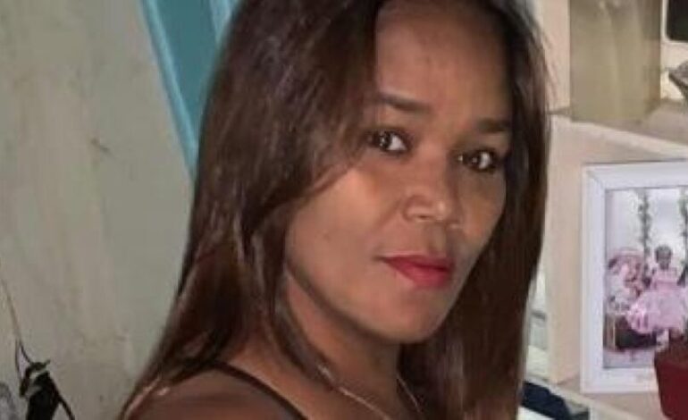 Muere mujer que fue alcanzada por una bala perdida durante feminicidio en el parqueo del hospital Darío Contreras