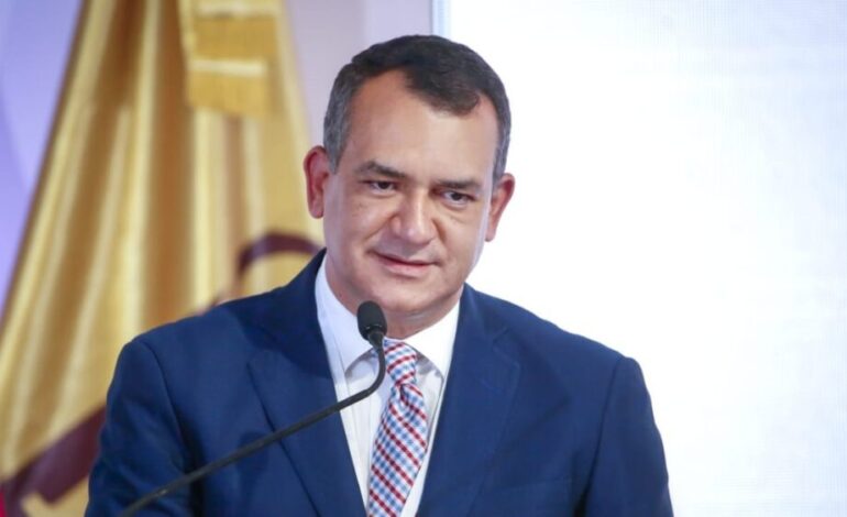 Román Jáquez responde a críticas: «La nueva cédula tiene el escudo oficial de la República Dominicana»