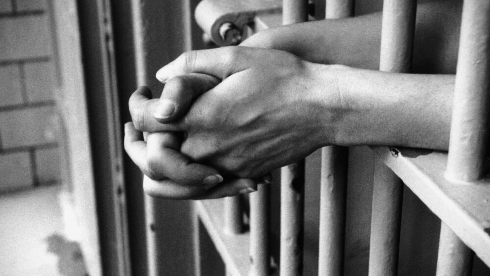 Retienen a adolescente por muerte de su padre en Duarte