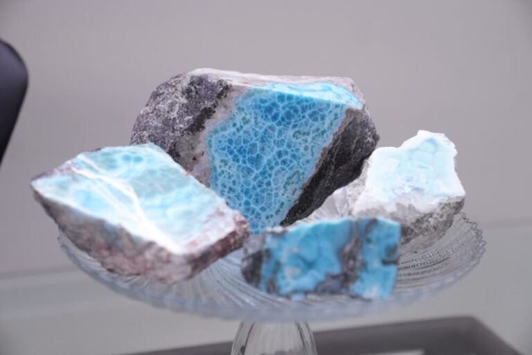 Energía y Minas garantiza abastecimiento de larimar para artesanos dominicanos
