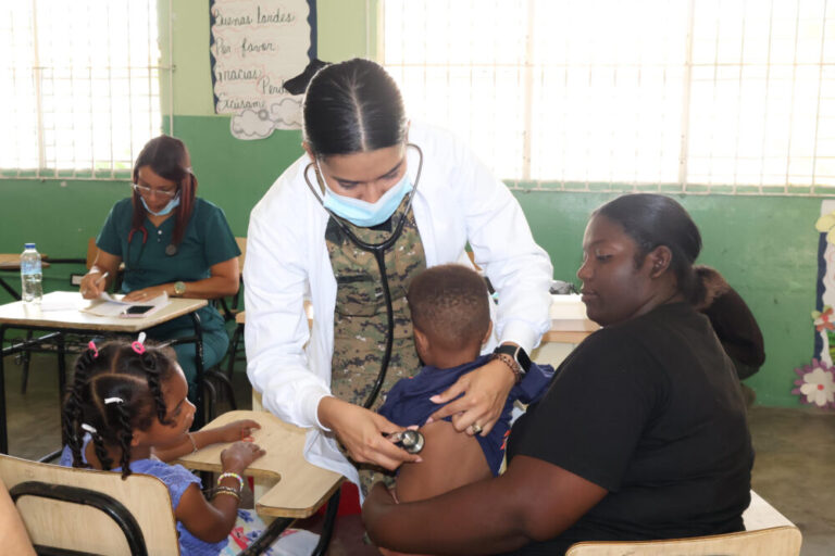 DGDC, Ejército y SeNaSa realizan jornada médica y social en Barahona