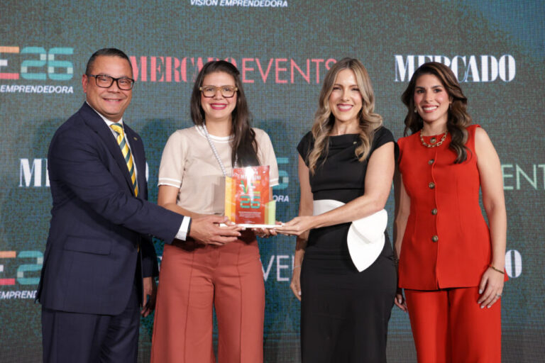 Banco Caribe reconoce a fundadora de Pork and Beer RD por su trayectoria emprendedora