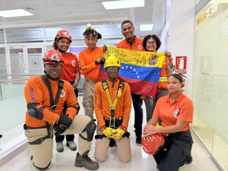 Defensa Civil reconoce a rescatista por misión en Venezuela