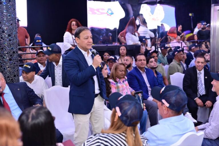 Abel Martínez recibe respaldo de la diáspora dominicana en Nueva York y juramenta equipo político en el exterior