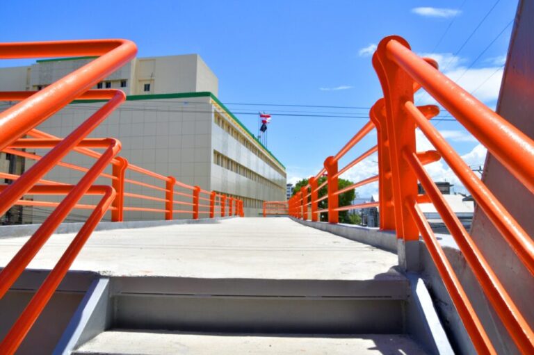 Reabren puente peatonal de la Ortega y Gasset