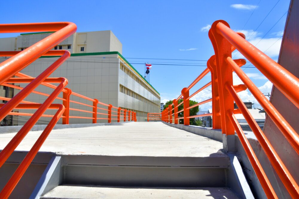 Reabren puente peatonal de la Ortega y Gasset