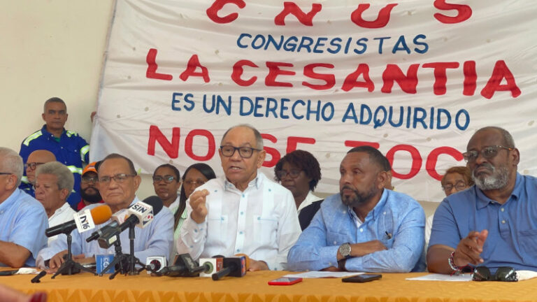 Centrales sindicales plantan cara por la cesantía