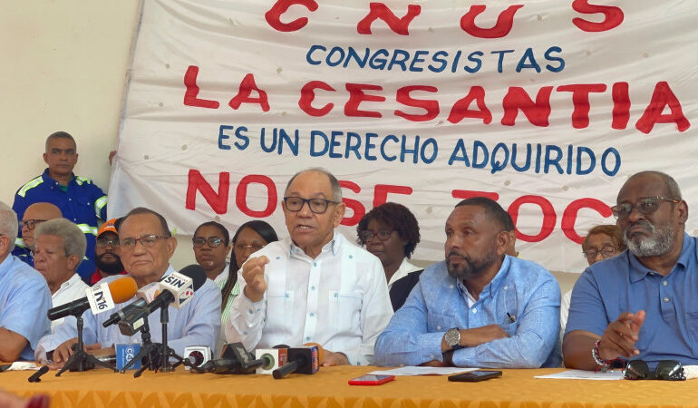 Centrales sindicales plantan cara por la cesantía
