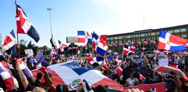 Protestan en la Plaza de la Bandera contra la «Ley Mordaza», el alto costo de la vida y los abusos policiales