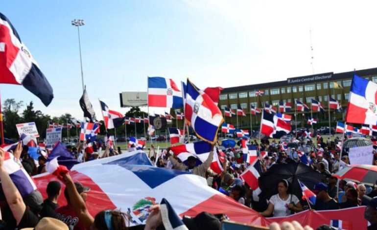 Protestan en la Plaza de la Bandera contra la «Ley Mordaza», el alto costo de la vida y los abusos policiales