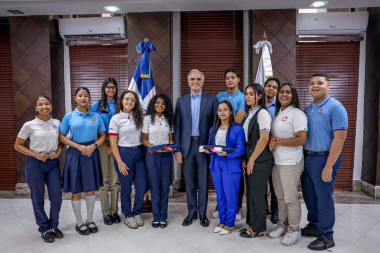 Estudiantes dominicanos representarán al país en competencias internacionales