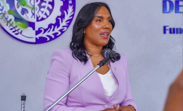 Geisy Peña presenta Mujer en Victoria en San Cristóbal