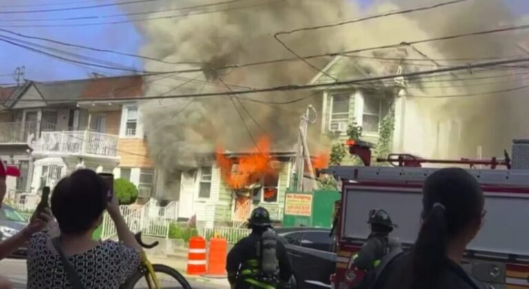 Incendio en Queens deja 21 heridos y obliga al despliegue de más de 250 bomberos