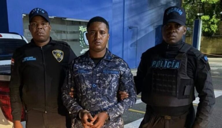 Policía entrega a la justicia al agente acusado de matar a joven en Herrera