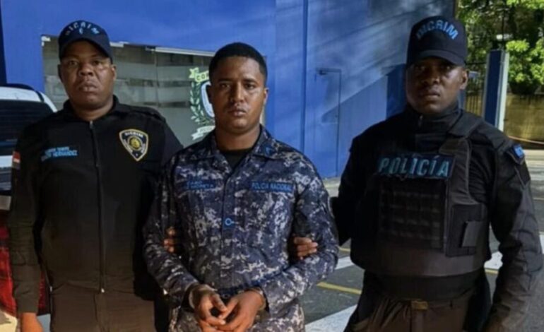 Policía entrega a la justicia al agente acusado de matar a joven en Herrera