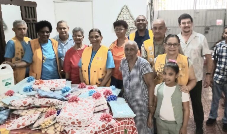 Clubes de Leones sorprenden a adultos mayores con regalos, alimentos y una emotiva celebración en Santo Domingo Este