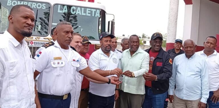 Alcalde Maximo Soriano entrega otro camión al Cuerpo de Bomberos de la Caleta.