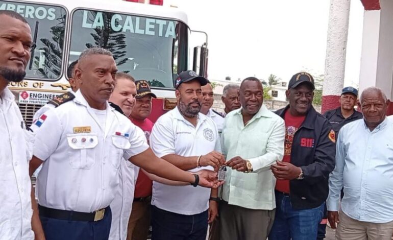 Alcalde Maximo Soriano entrega otro camión al Cuerpo de Bomberos de la Caleta.