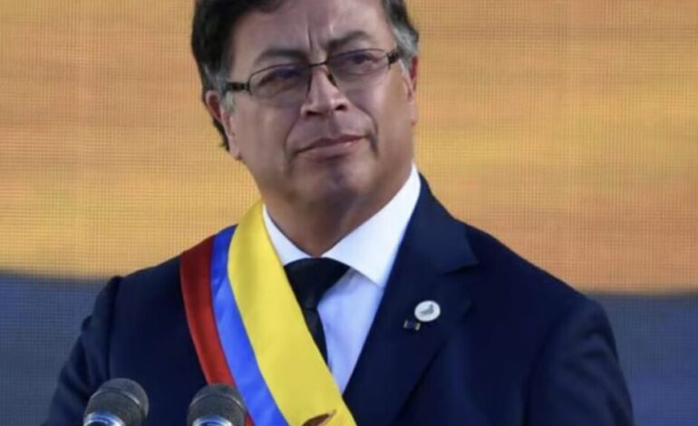 Petro se despide del poder con su último gran acto público antes del cambio de mando