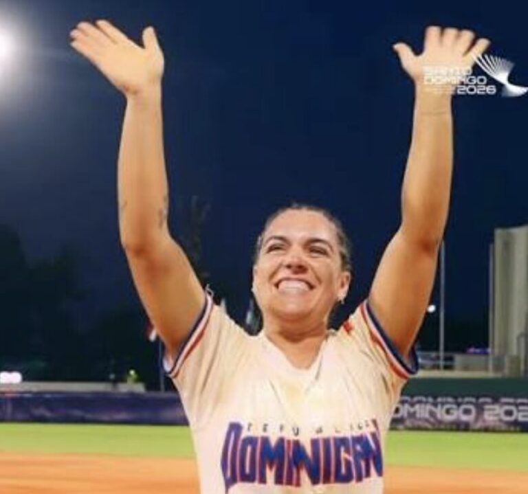 Bárbara Divina Checo conquista el diamante y se roba los aplausos en Santo Domingo 2026