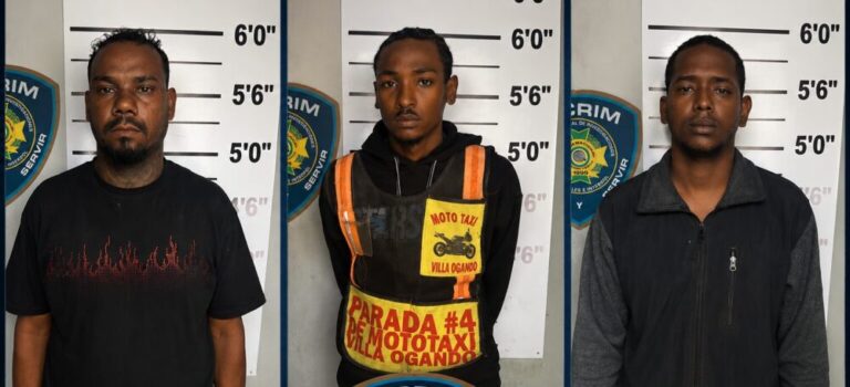 Policía apresa a tres hombres acusados de agredir a una mujer y dañar su vehículo en Santo Domingo Oeste