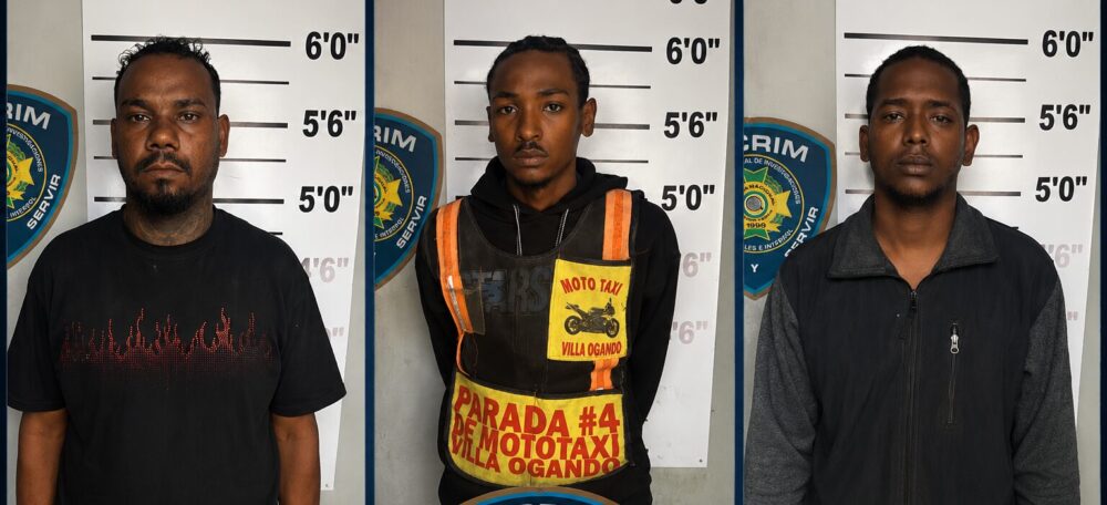 Policía apresa a tres hombres acusados de agredir a una mujer y dañar su vehículo en Santo Domingo Oeste