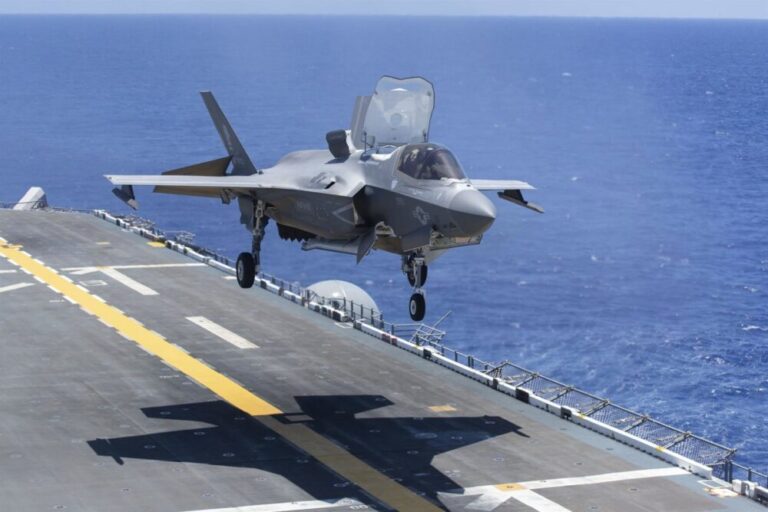 Avión militar F-35B de EE. UU. se estrella en base de California; piloto logra eyectarse
