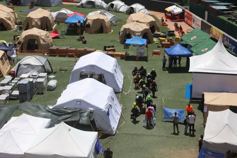 Rescatistas internacionales salvan 12 vidas tras terremotos en Venezuela