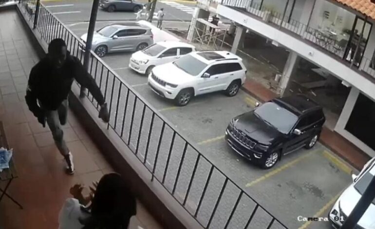 Mujer muere tras ser alcanzada por una bala en plaza comercial del Ensanche Naco