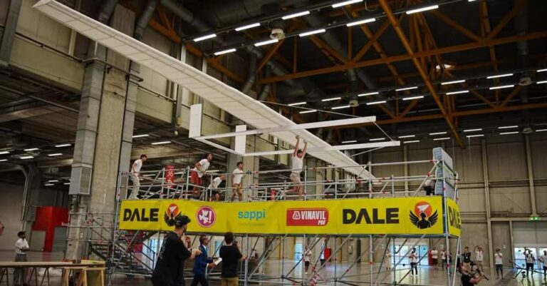 Récord Guinness con avión de papel gigante