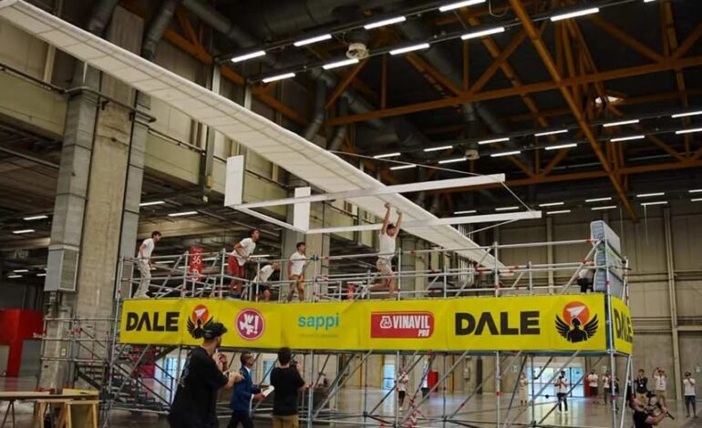 Récord Guinness con avión de papel gigante