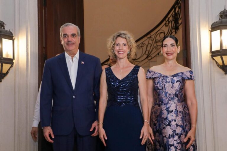 «Abinader fortalece la alianza con Francia en una histórica celebración diplomática».