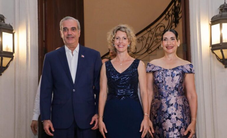 «Abinader fortalece la alianza con Francia en una histórica celebración diplomática».