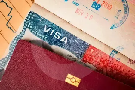 Estados Unidos endurece reglas migratorias: estudiantes y periodistas tendrán menos tiempo con sus visas