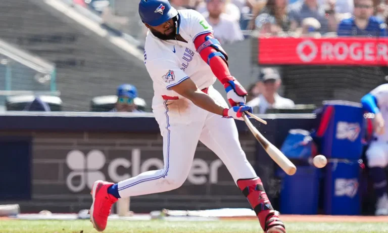 Vladimir Guerrero Jr. impulsa a los Azulejos; Chris Sale poncha a 11 y Atlanta vence a San Diego