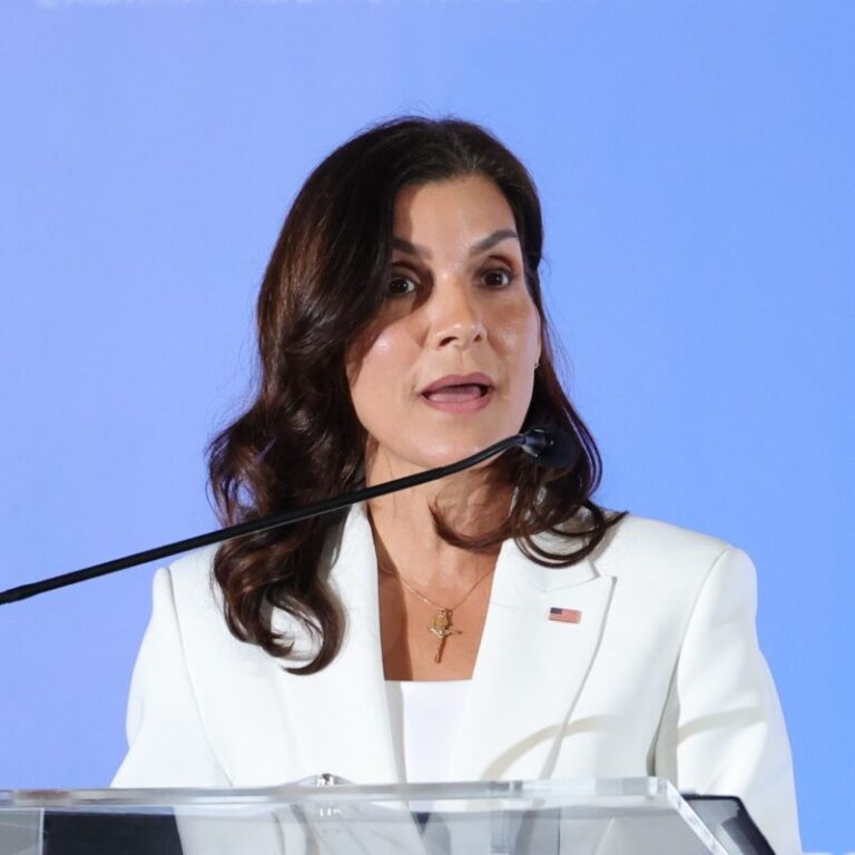 Embajadora de EE. UU. responde a Aneudys Santos