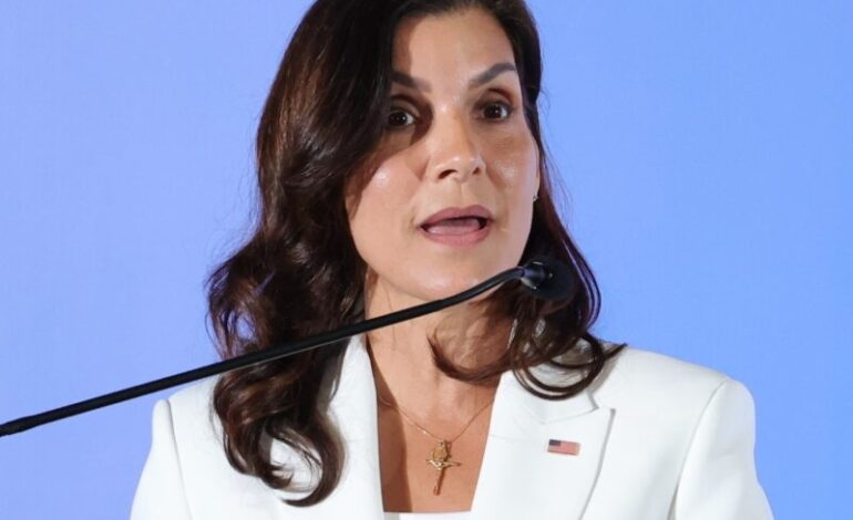Embajadora de EE. UU. responde a Aneudys Santos