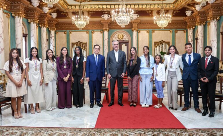 Abinader recibe a jóvenes dominicanos premiados en Españao corto