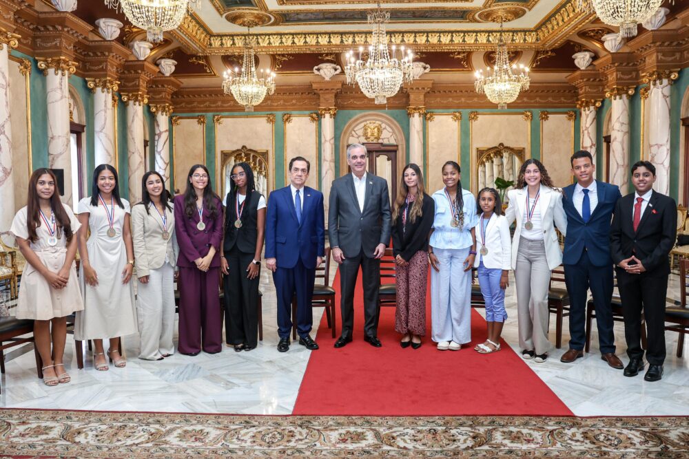 Abinader recibe a jóvenes dominicanos premiados en Españao corto