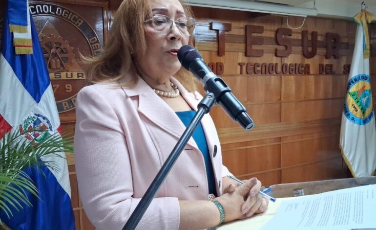 Profesor azuano dona libros a Utesur para fortalecer la educación