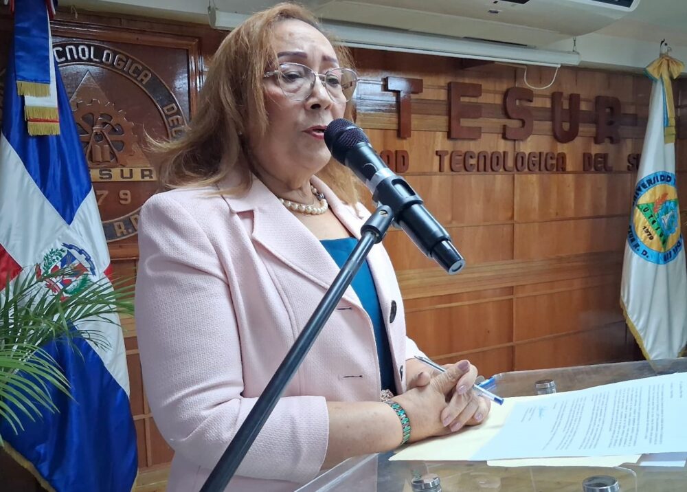 Profesor azuano dona libros a Utesur para fortalecer la educación