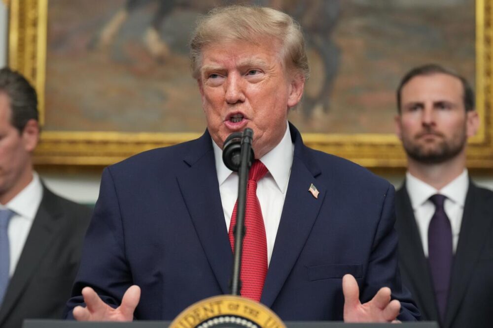 Trump ordena banderas a media asta por Dolly Parton