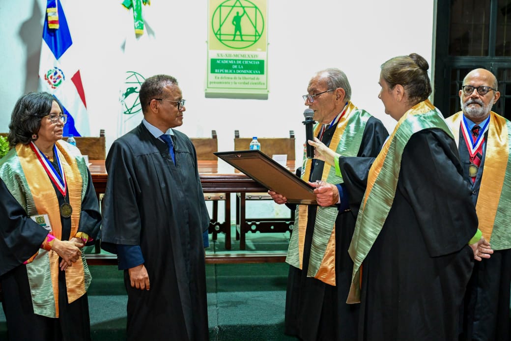 Academia de Ciencias inviste a Basilio Belliard como Miembro de Número